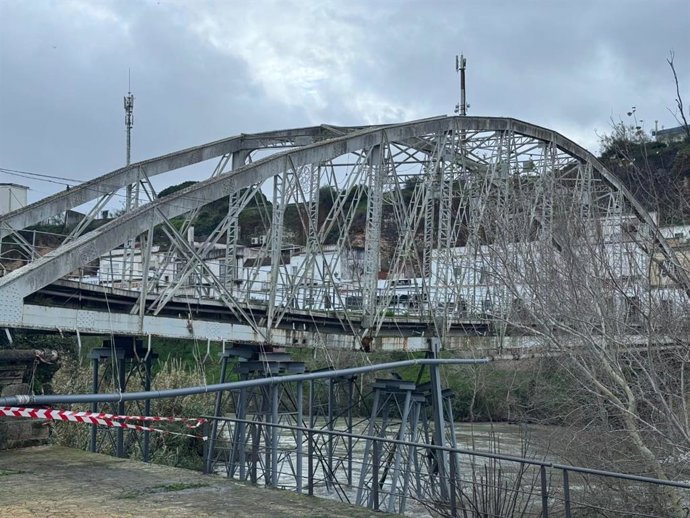 Archivo - Vista del puente de San Miguel, conocido como puente de hierro, en Arcos de la Frontera, cuya estructura se ha visto comprometida al ceder tres pilares metálicos debido a la fuerza del río Guadalete.