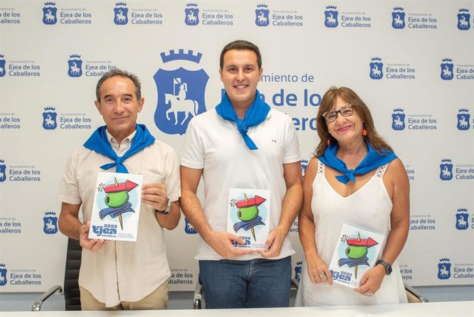 El concejal de Festejos, Raúl García, acompañado por Cristina Arbués, en representación de Interpeñas, y de Fernando Suñén, en representación de los Pregoneros, han desgranado las líneas maestras del programa de fiestas de Ejea.