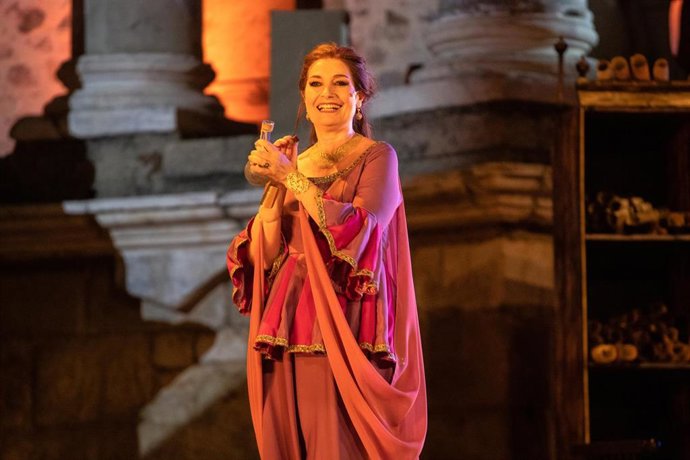 Archivo - La actriz Assumpta Serna durante el pase gráfico de la obra ‘Minerva’ en el Teatro Romano de Mérida, a 5 de julio de 2022, en Mérida, Badajoz, Extremadura (España). 
