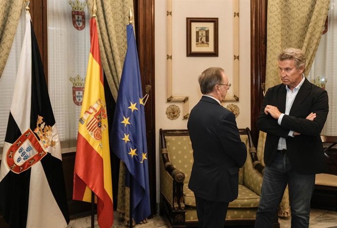 El presidente del PP, Alberto Núñez Feijóo, y el presidente de Ceuta, Juan Jesús Vivas, se reúnen en Ceuta a 19 de agosto de 2026.