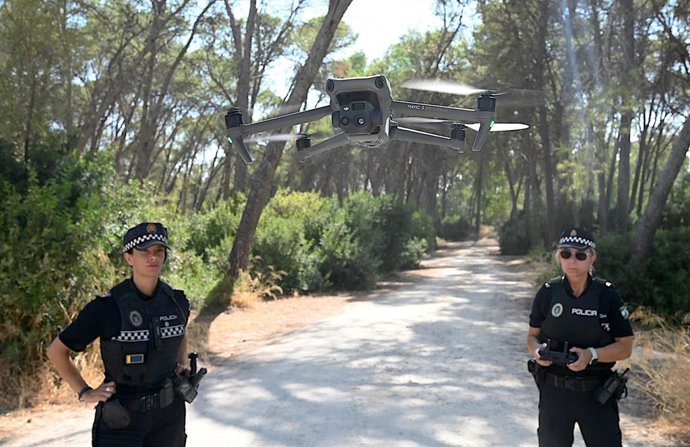 Una agente de la Policía Local de Jerez de la Frontera (Cádiz) manejando un dron para el control de incendios en la zona rural.