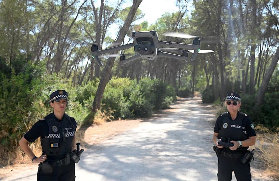 Una agente de la Policía Local de Jerez de la Frontera (Cádiz) manejando un dron para el control de incendios en la zona rural.