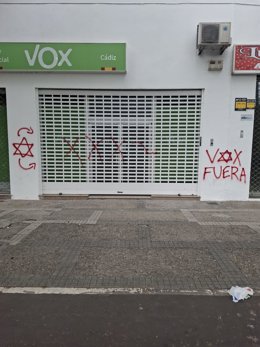 Imagen del "acto vandálico" en la sede de Vox en Cádiz.