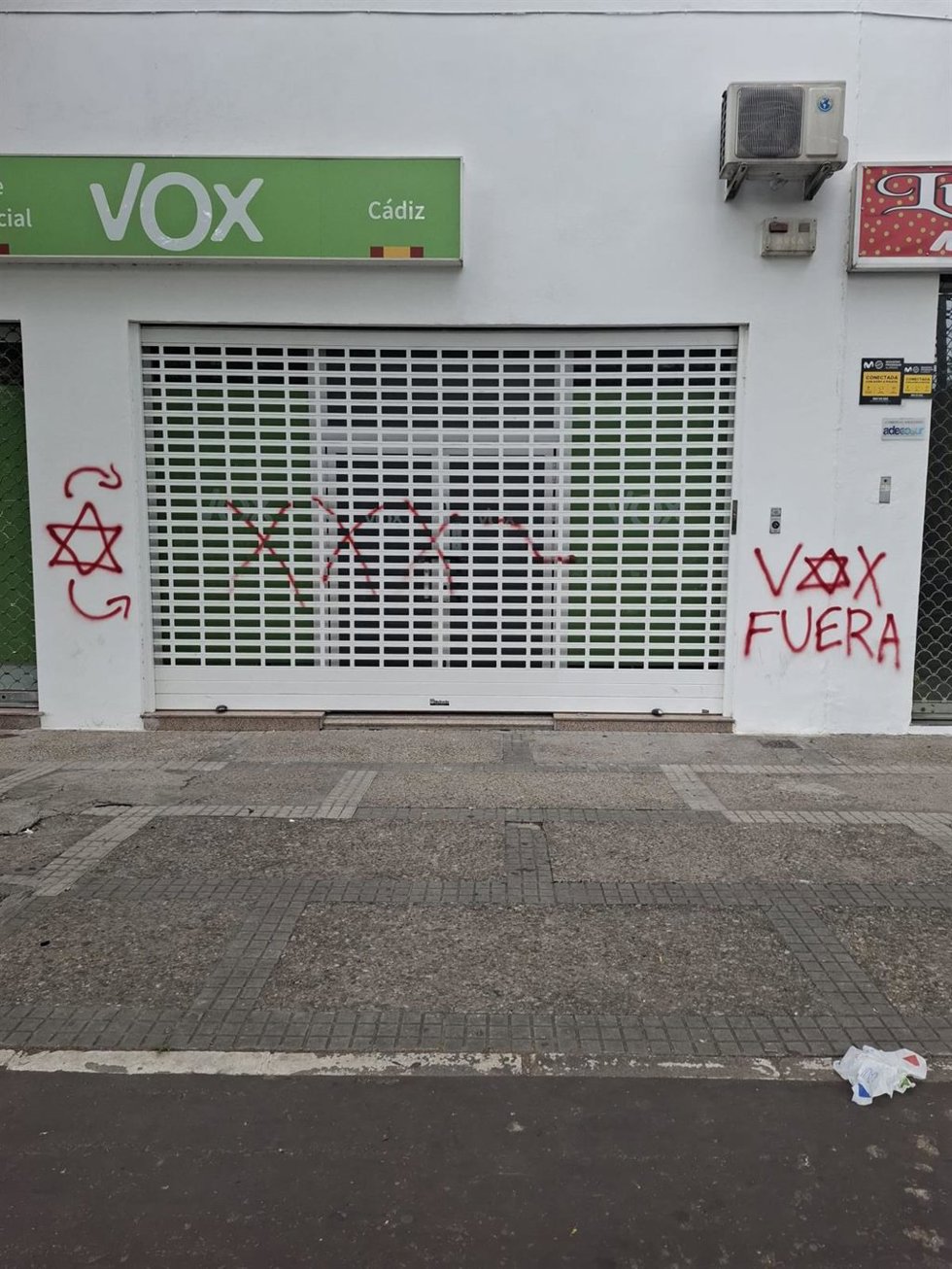Imagen del "acto vandálico" en la sede de Vox en Cádiz.