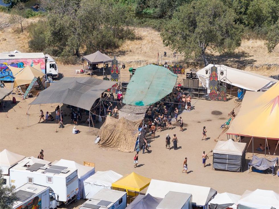 Vista aérea del camping improvisado, a 17 de agosto de 2026, en La Granja, Cáceres, Extremadura (España).