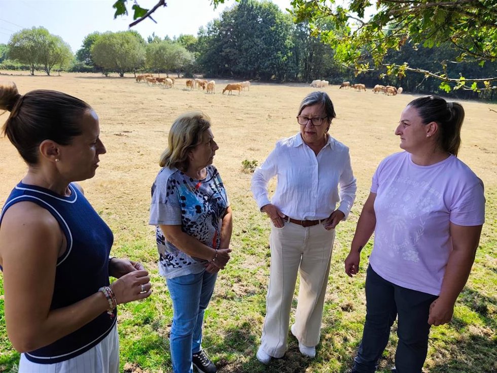 La diputada del PP en el Congreso Rosa Quintana y la senadora Carmen Leyte visitan una explotación ganadera