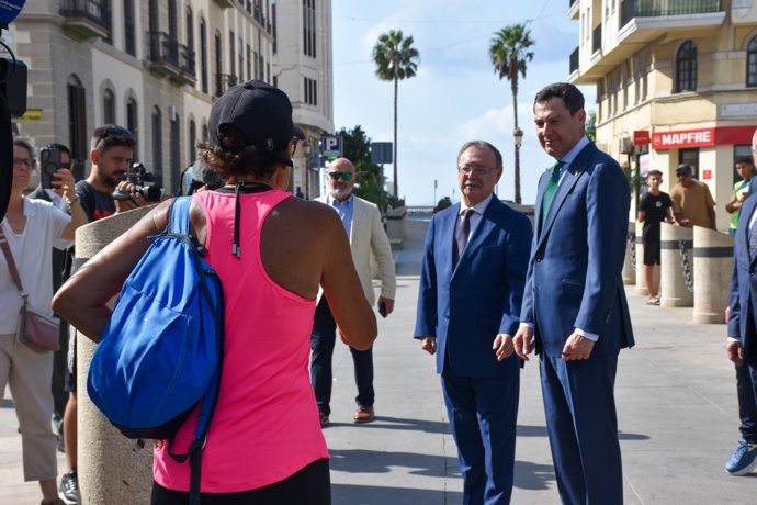 El presidente de la Junta de Andalucía, Juanma Moreno, junto al presidente de Ceuta, Juan Jesús Vivas, en su visita a la ciudad autónoma.