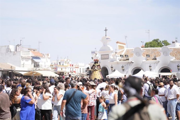 La virgen del Rocío sale a las calles de la aldea del Rocío para ser trasladada al pueblo de Almonte. 