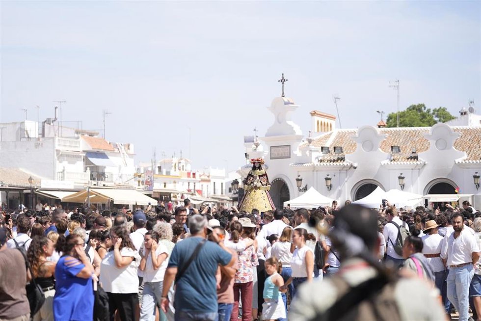 La virgen del Rocío sale a las calles de la aldea del Rocío para ser trasladada al pueblo de Almonte. 