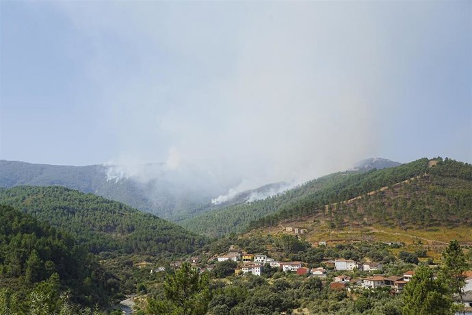 Vista del humo ocasionado por el incendio de Pinofranqueado, a 19 de agosto de 2026, en Caceres