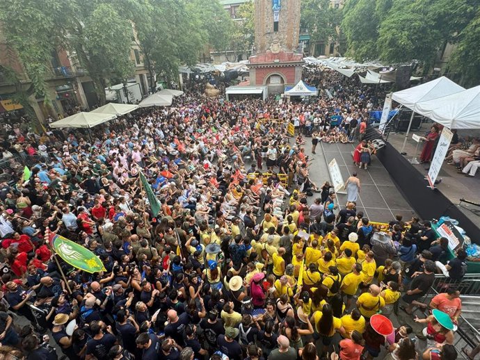 Imagen de la ceremonia de entrega de premios en la plaza de la Vila de Gràcia de Barcelona.