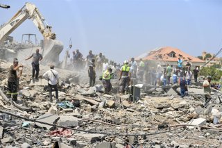 Equips de rescat inspeccionen danys en un edifici a la recerca de persones sota els enderrocs en el sud de Líban