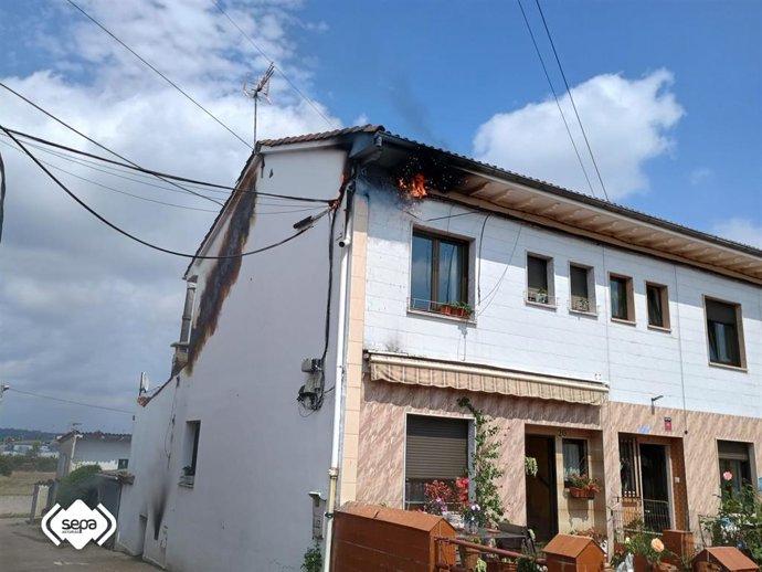 Extinguido un incendio en Granda (Siero) tras desprenderse unos cables eléctricos, sin afectados.