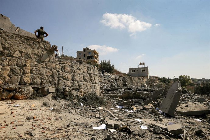 15 de agosto de 2026, Ansar, Ansar, Líbano: Pessoas inspecionam os danos causados por um ataque aéreo israelense na vila de Ansar, no sul do Líbano. Sete pessoas morreram e outras três ficaram feridas no ataque, um dos mais mortíferos desde que uma situaç