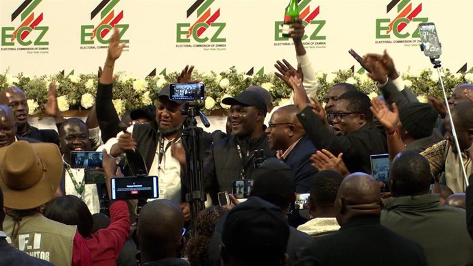 En el centro de la imagen, el presidente de Zambia, Hakainde Hichilema, celebra su reelección 