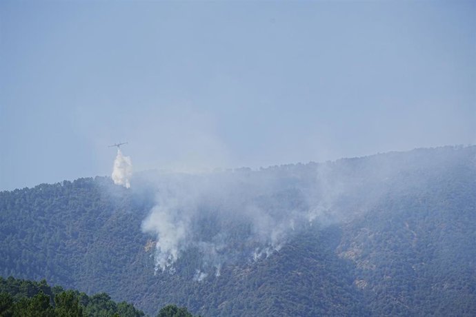 Un hidroavión trabaja en el incendio de Pinofranqueado, a 19 de agosto de 2026