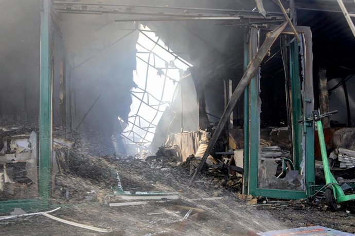 16 de agosto de 2026, Kiev, Ucrânia: Consequências de um incêndio em grande escala no mercado de livros próximo à estação de metrô Pochaina, causado por um ataque com mísseis balísticos russos ocorrido durante a madrugada, em Kiev, Ucrânia, em 16 de agost