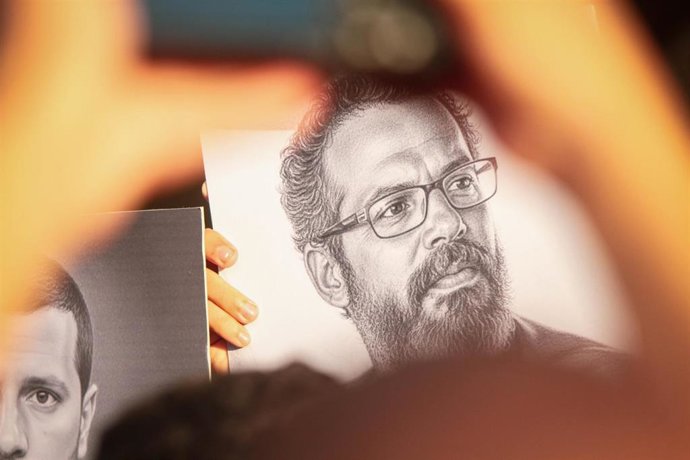 Archivo - Un retrato del activista de Global Sumud Flotilla Wael Nawar en un acto de recepción a activistas de la organización a su llegada al Aeropuerto Internacional de Túnez-Cartago tras su detención y deportación de Israel