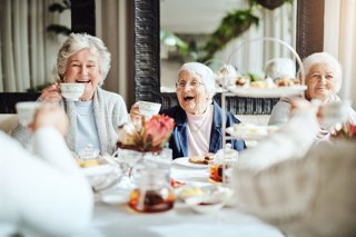 Archivo - Los supercentenarios tienen una gran cantidad de células inmunitarias que combaten el cáncer, según estudio 