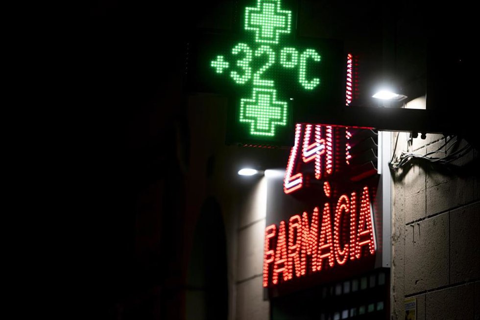Archivo - Un termómetro marca 32 grados centígrados por la noche.