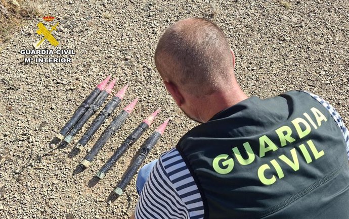 La Guardia Civil neutraliza seis cohetes granífugos localizados en una vivienda de Pétrola.