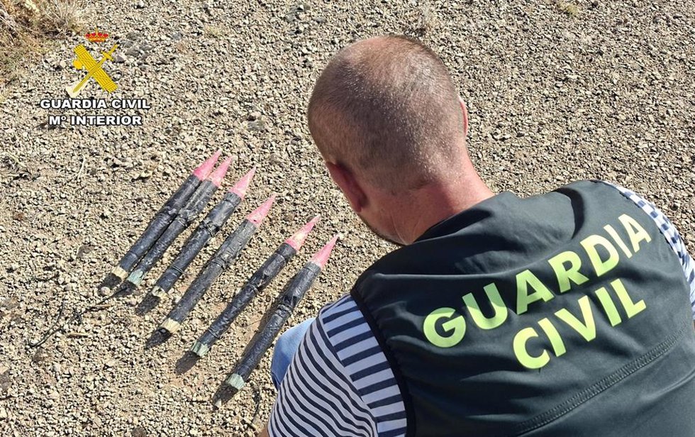 La Guardia Civil neutraliza seis cohetes granífugos localizados en una vivienda de Pétrola.