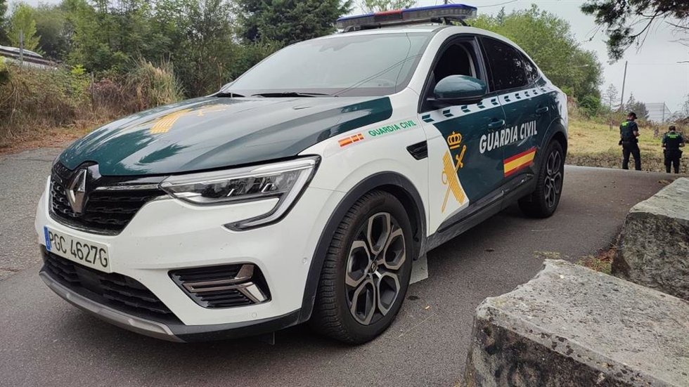 Un coche de la Guardia Civil de Asturias frente al centro de menores de Sograndio