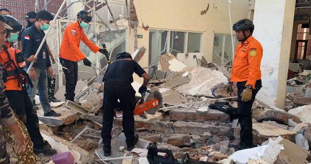 Aumentan a 72 los muertos por el terremoto del sábado en Indonesia