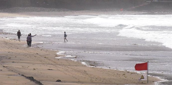 Archivo - Playa de Canarias con bandera roja