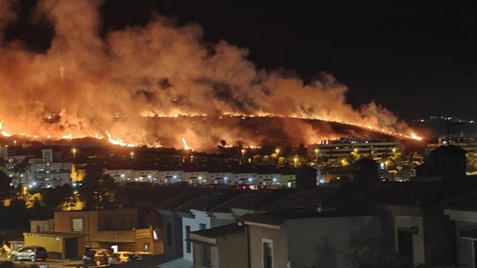 Incendio en Algeciras visto desde una de las viviendas próximas.