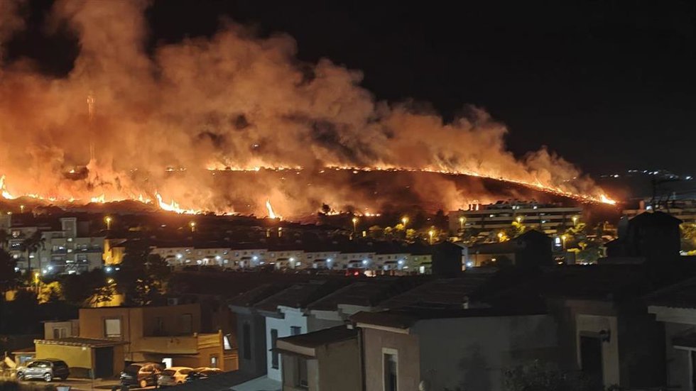 Incendio en Algeciras visto desde una de las viviendas próximas.