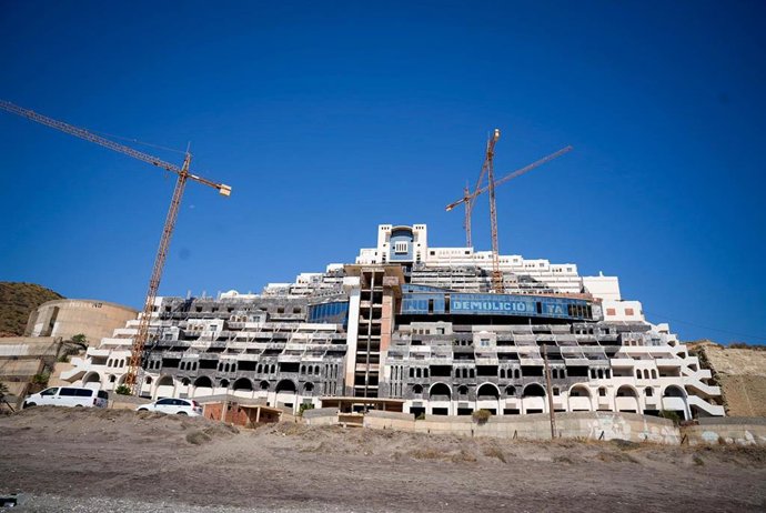 Archivo - Hotel situado en la playa de El Algarrobico en Carboneras (Almería). 