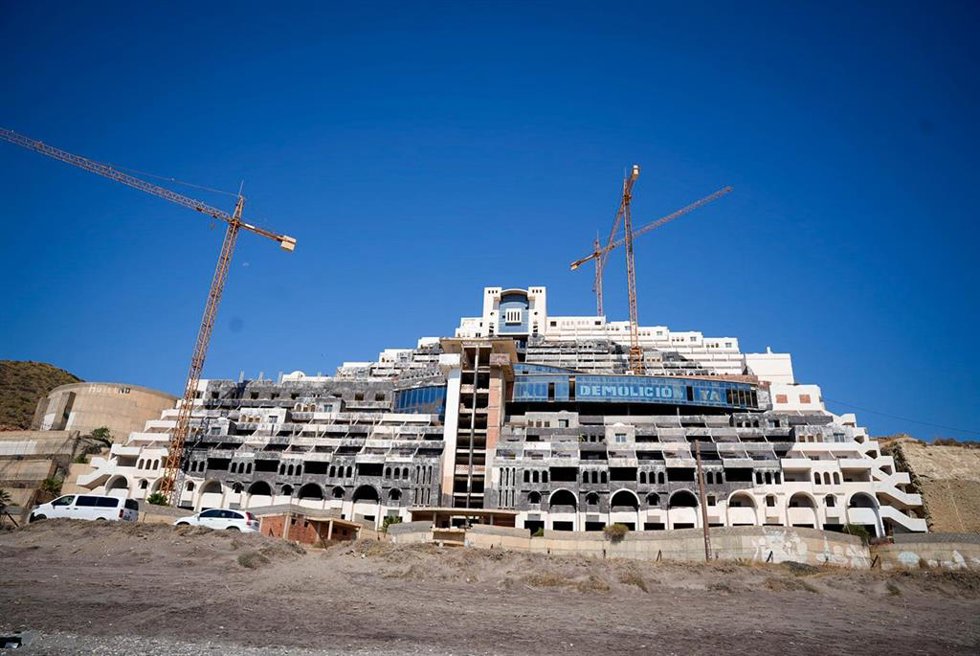 Archivo - Hotel situado en la playa de El Algarrobico en Carboneras (Almería). 