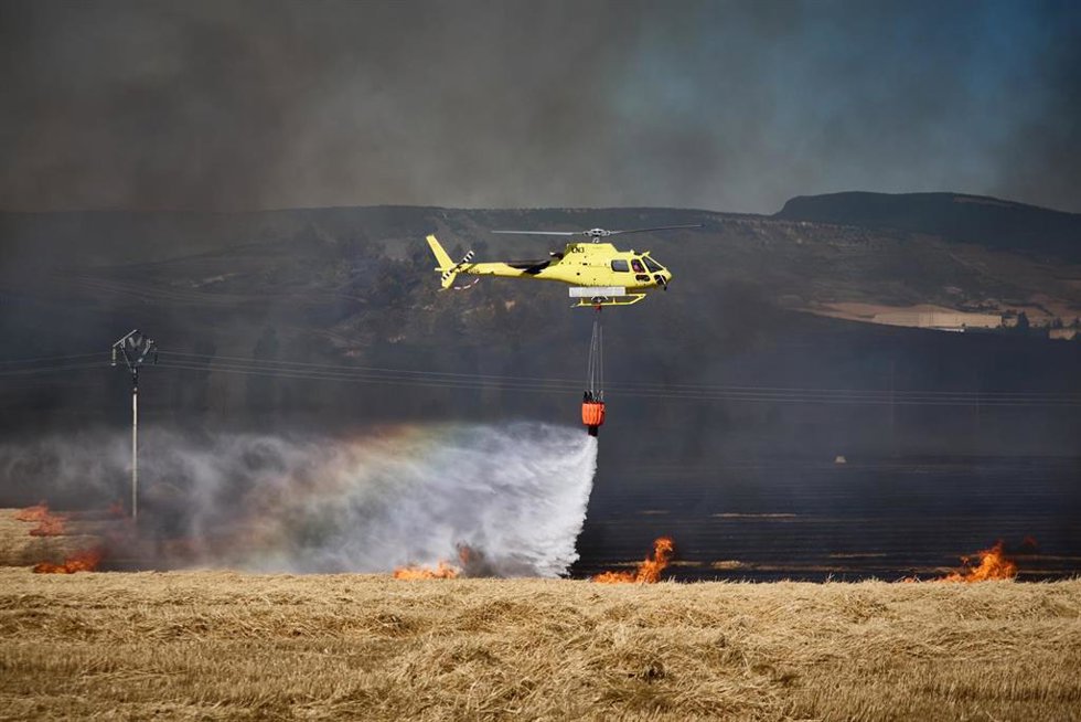 Archivo - Helicópteros bombarderos trabajan en la extinción del incendio forestal de Imárcoai 