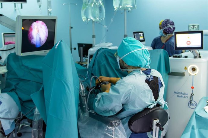 Archivo - Un médico del Hospital Universitario Son Llàtzer durante una intervención quirúrgica.