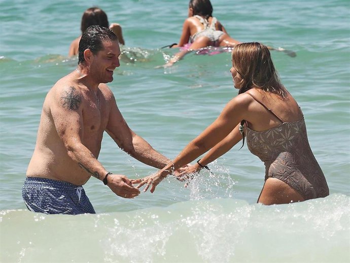 Manu Tenorio y Silvia Casas, tan enamorados como el primer día en las playas de Cádiz