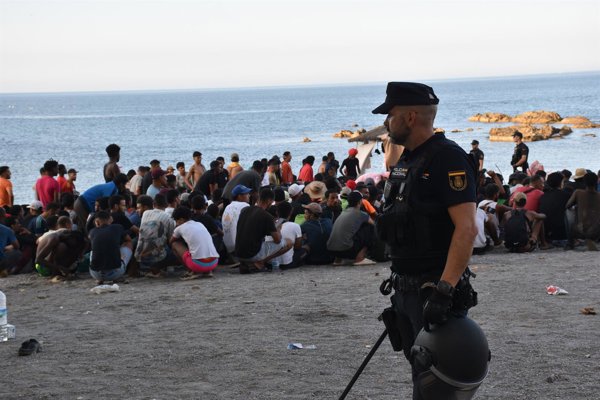 Los migrantes de la playa ceutí de El Trampolín son reubicados en un centro para subsaharianos y otro de magrebíes