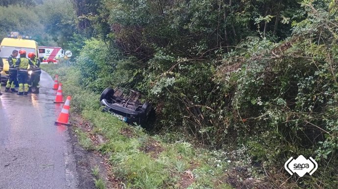 Una conductora de 41 años sale ilesa tras volcar con su turismo en Castrillón.