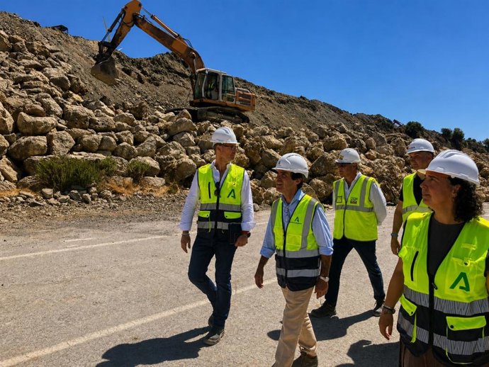 El consejero de Fomento y Movilidad, Mario Muñoz-Atanet, en una visita a las obras de emergencia en la autovía A-381