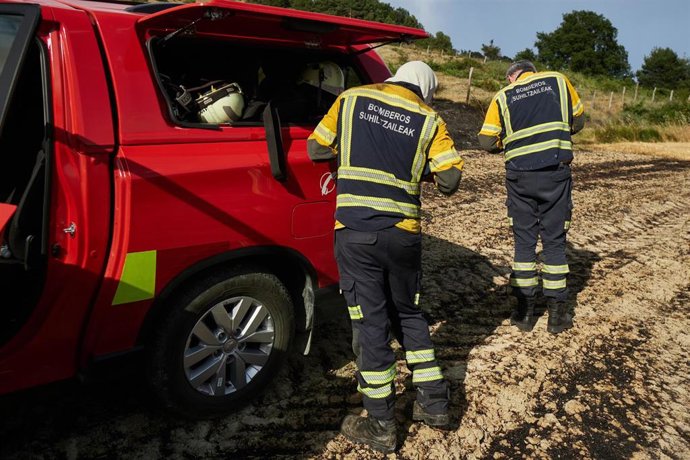 Archivo - Varios bomberos tratan de extinguir un fuego en una imagen de archivo.  