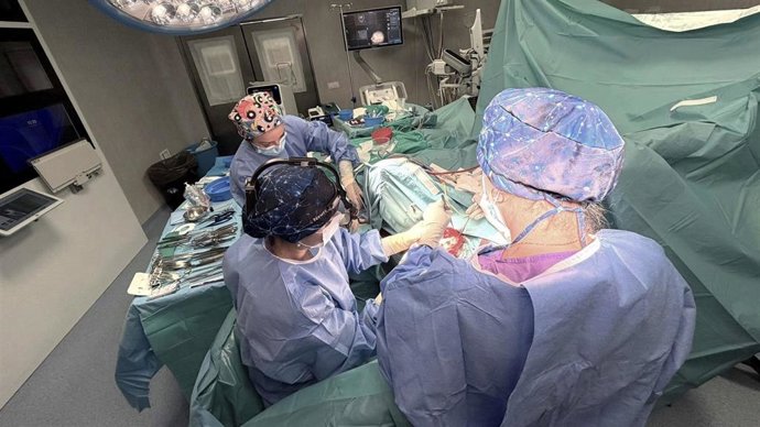 El equipo de neurocirujanos del Hospital Juan Ramón Jiménez de Huelva interviene el tumor.