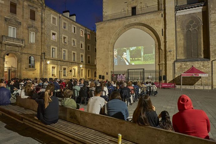 El cine al aire libre vuelve a Álava con 'Gaua', del director alavés Paul Urkijo y 'Los aitas' de Borja Cobeaga