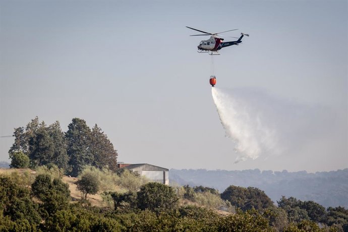 Un helicóptero colabora en las labores de extinción en Aldea del Fresno