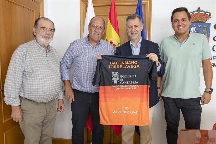 El consejero de Deporte, Luis Martínez Abad, recibe al presidente del Bathco BM Torrelavega.