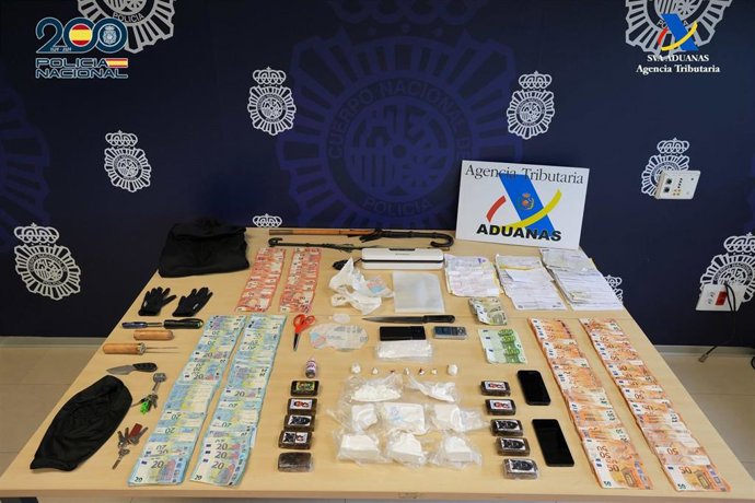 Los objetos intervenidos durante la desarticulación del punto de distribución de droga en Santander