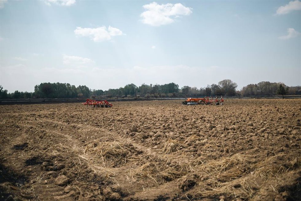 Archivo - Maquinaria para el campo en Castrocalbón, tras los incendios, a 20 de agosto de 2025, en Castrocalbón, León, Castilla y León (España). El representante del Ejecutivo autonómico ha detallado que en este momento son 43 las localidades desalojadas 