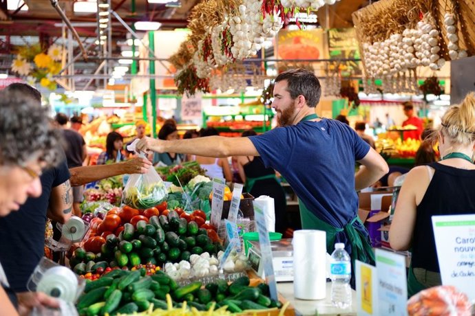 Archivo - Frutería en un mercado andaluz.