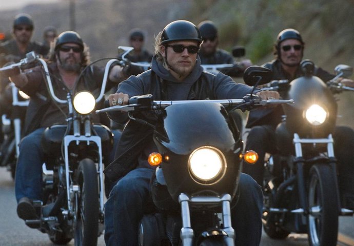 Charlie Hunnam y los Hijos de la anarquía vuelven a la caterrera para un spin-off... Con un inesperado giro
