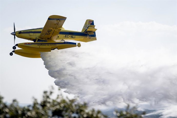 Un hidroavión colabora en las labores de extinción en Aldea del Fresno