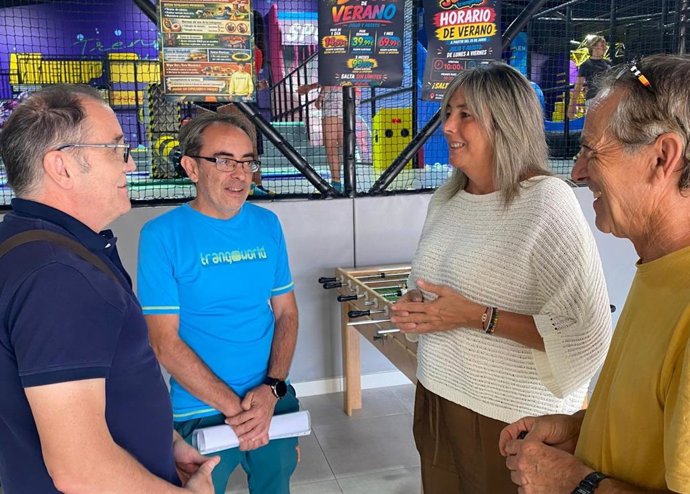 Más de 1.200 beneficiarios este verano del programa de animación infantil del Ayuntamiento de Ávila. En la foto, la teniente de alcalde, Paloma del Nogal, durante la visita realizada al CEIP Santo Tomás.